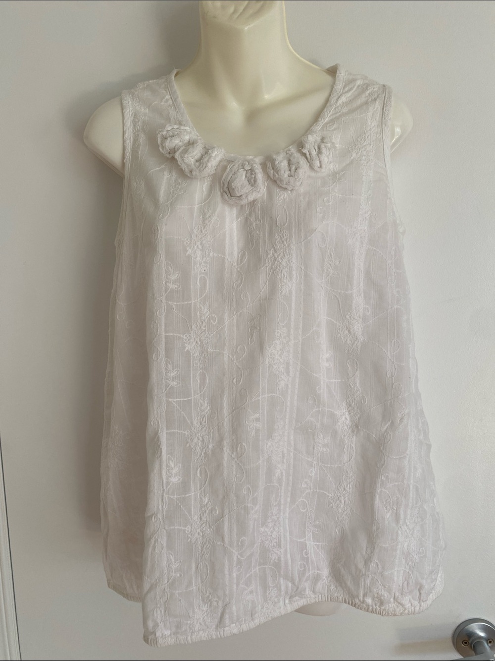 Style & Co. White Cotton Floral Eye-Let Sleeveless top Elastic bottom Sze Medium